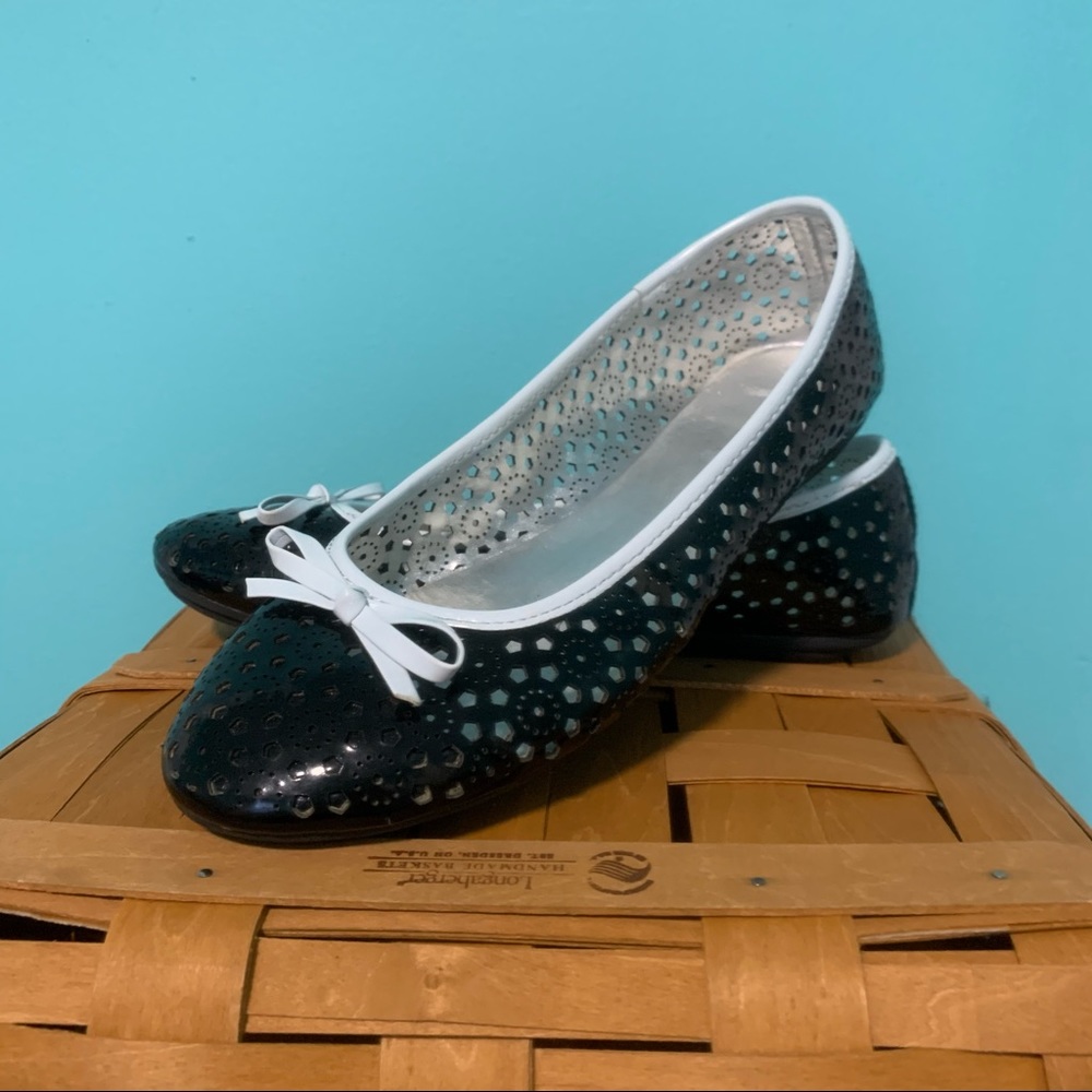 Black and White Flats